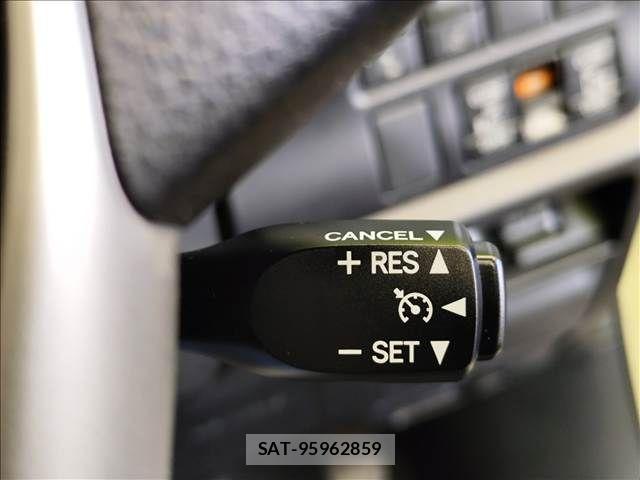 Toyota VOXY 2021-07 8132905-12