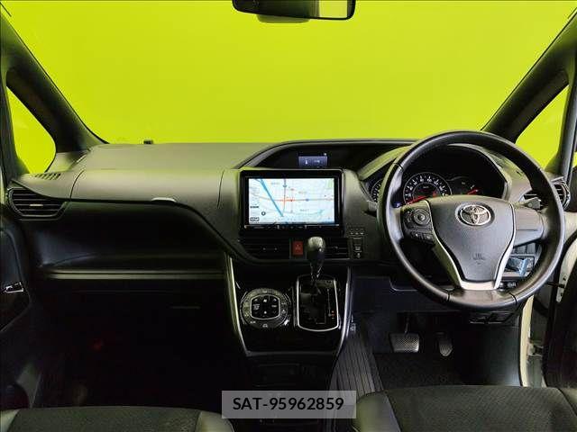 Toyota VOXY 2021-07 8132905-1