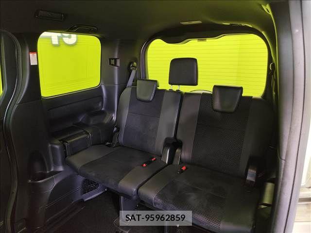 Toyota VOXY 2021-07 8132905-26