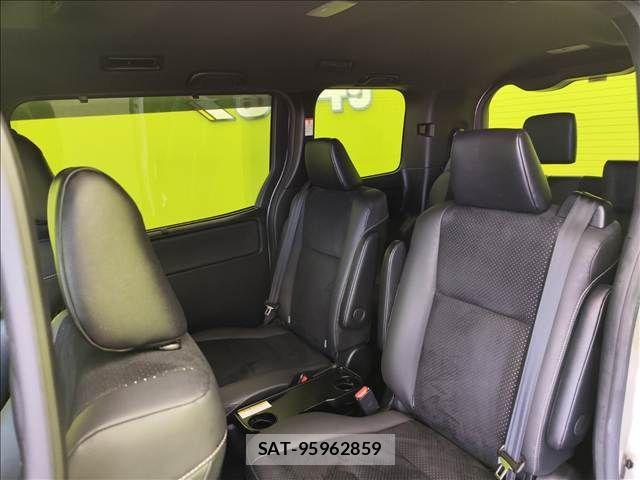 Toyota VOXY 2021-07 8132905-27