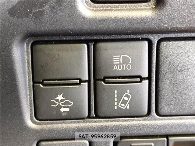 Toyota VOXY 2021-07 8132905-7