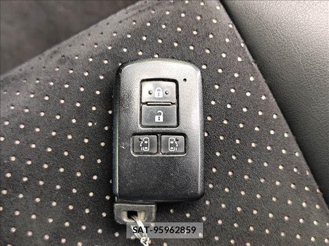 Toyota VOXY 2021-07 8132905-8