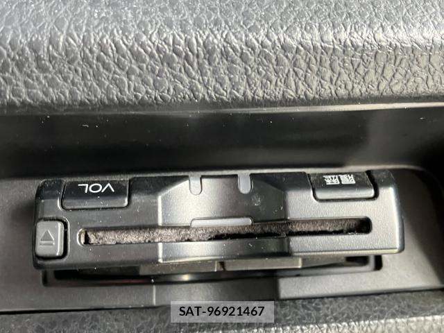 Toyota VOXY 2016-04 8132920-11