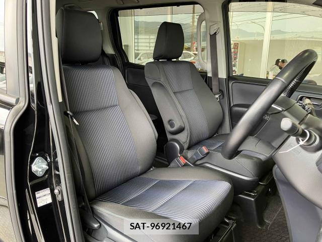 Toyota VOXY 2016-04 8132920-16