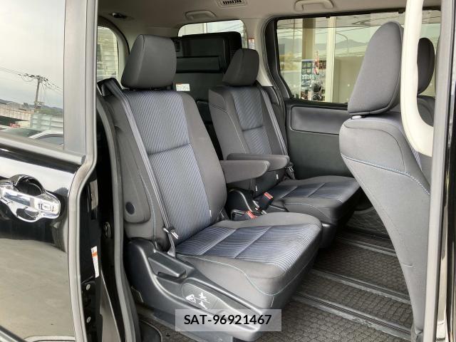 Toyota VOXY 2016-04 8132920-17
