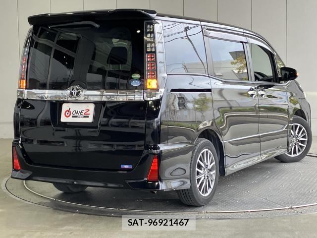 Toyota VOXY 2016-04 8132920-1