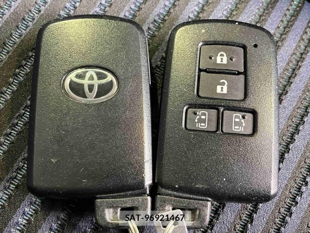 Toyota VOXY 2016-04 8132920-22