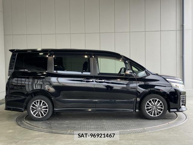 Toyota VOXY 2016-04 8132920-29