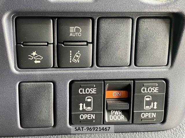 Toyota VOXY 2016-04 8132920-7
