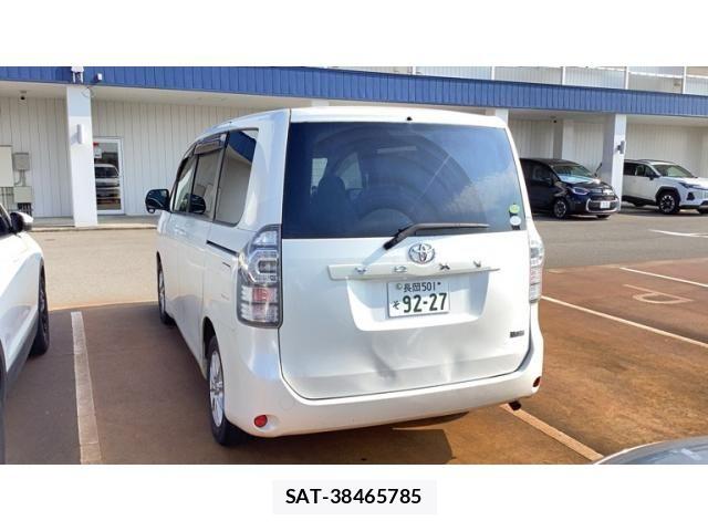 Toyota VOXY 2012-10 8132950-2