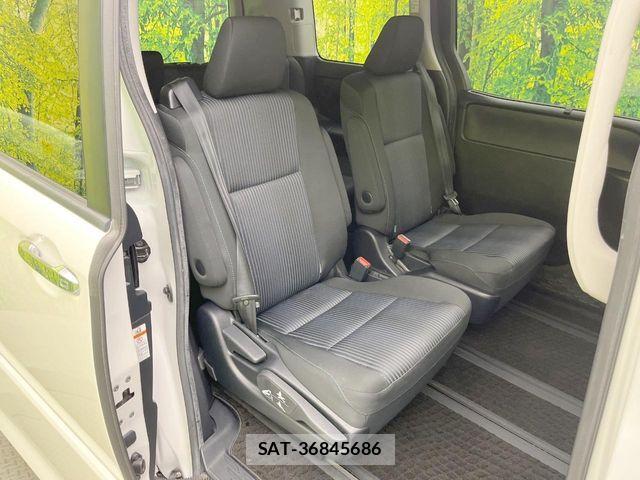Toyota VOXY 2015-07 8132932-8