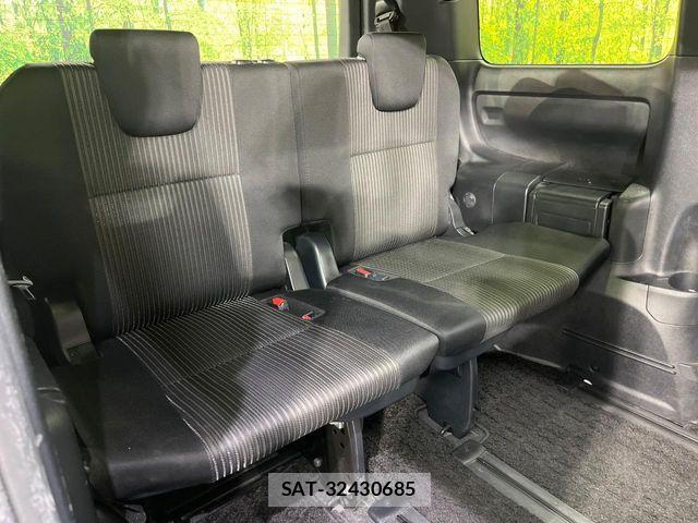 Toyota VOXY 2018-08 8132906-9