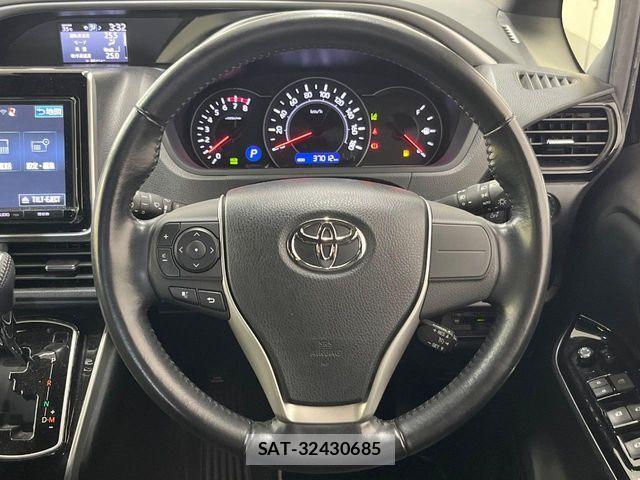 Toyota VOXY 2018-08 8132906-11