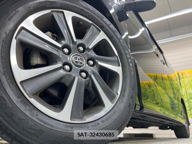 Toyota VOXY 2018-08 8132906-13