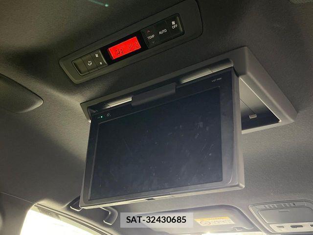 Toyota VOXY 2018-08 8132906-3