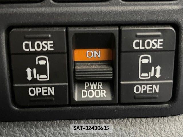 Toyota VOXY 2018-08 8132906-4