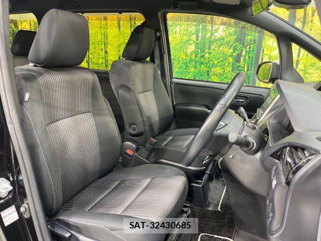 Toyota VOXY 2018-08 8132906-7