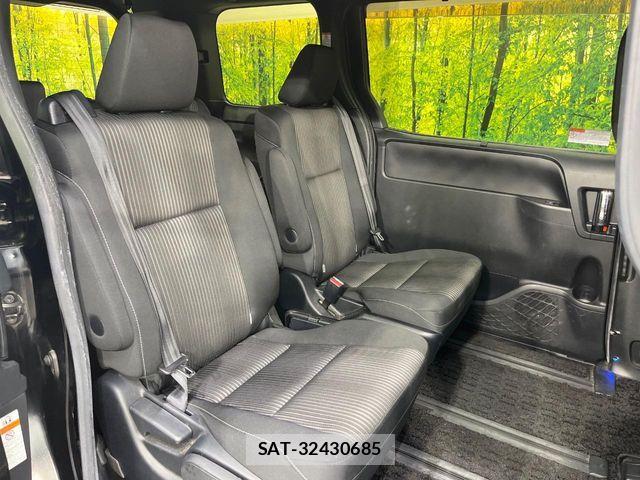 Toyota VOXY 2018-08 8132906-8