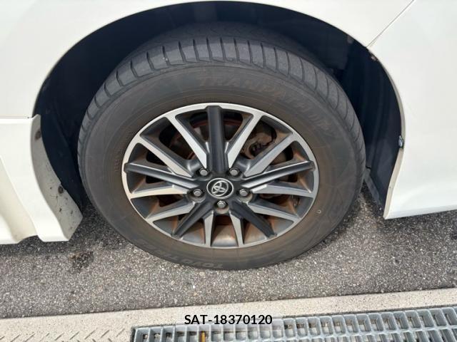 Toyota VOXY 2014-01 8132929-3