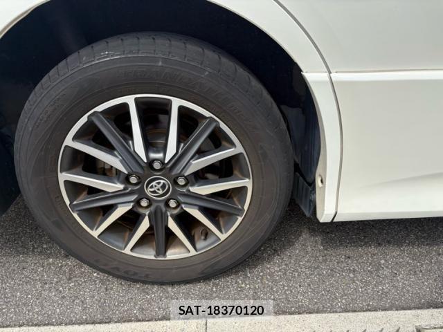 Toyota VOXY 2014-01 8132929-4