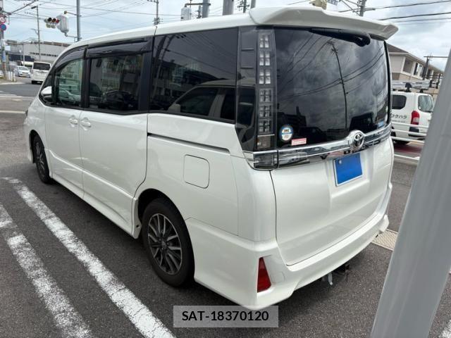 Toyota VOXY 2014-01 8132929-7