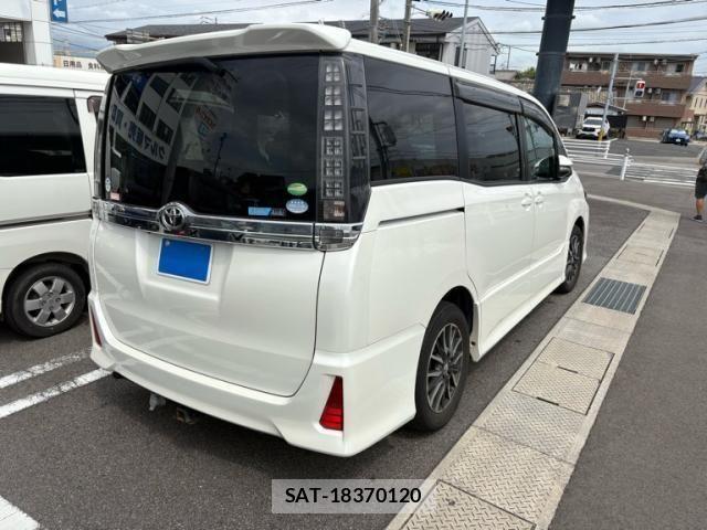 Toyota VOXY 2014-01 8132929-8