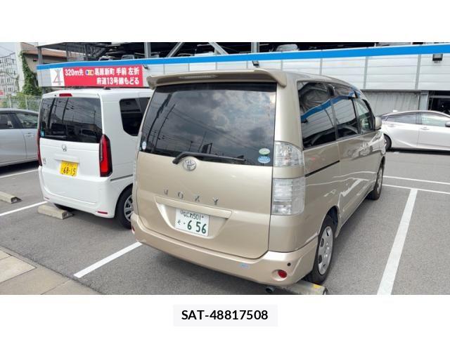 Toyota VOXY 2006-03 8132953-3