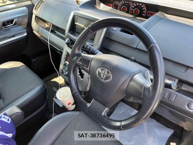 Toyota VOXY 2013-08 8132936-11