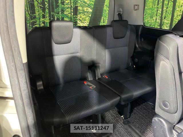 Toyota VOXY 2017-02 8132927-9
