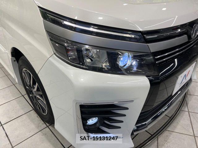 Toyota VOXY 2017-02 8132927-11