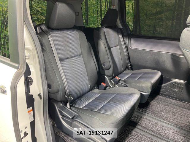 Toyota VOXY 2017-02 8132927-8