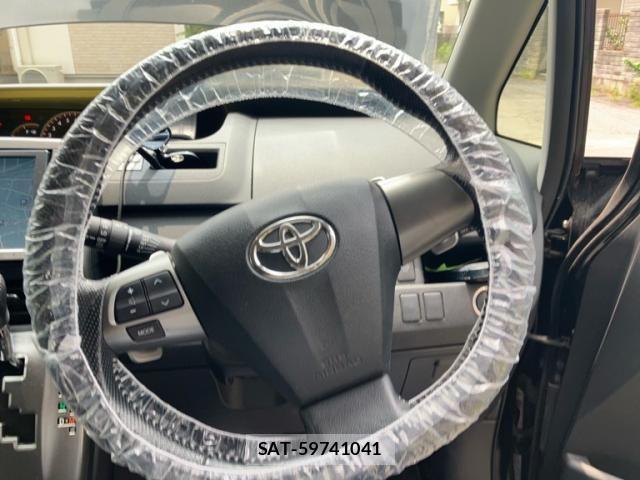 Toyota VOXY 2013-08 8132935-16