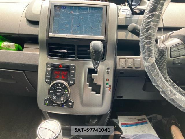 Toyota VOXY 2013-08 8132935-19