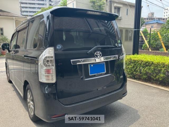 Toyota VOXY 2013-08 8132935-4