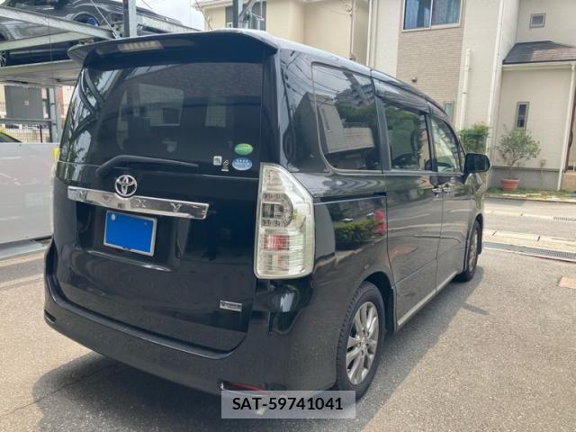 Toyota VOXY 2013-08 8132935-5