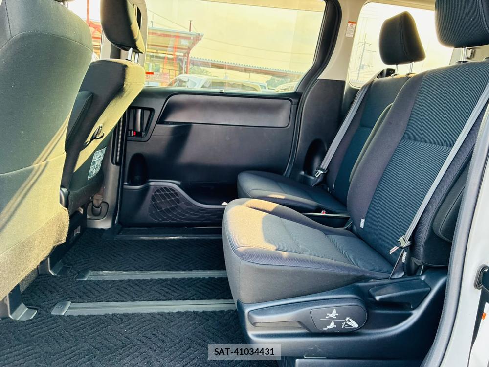 Toyota VOXY 2017-03 7974299-9