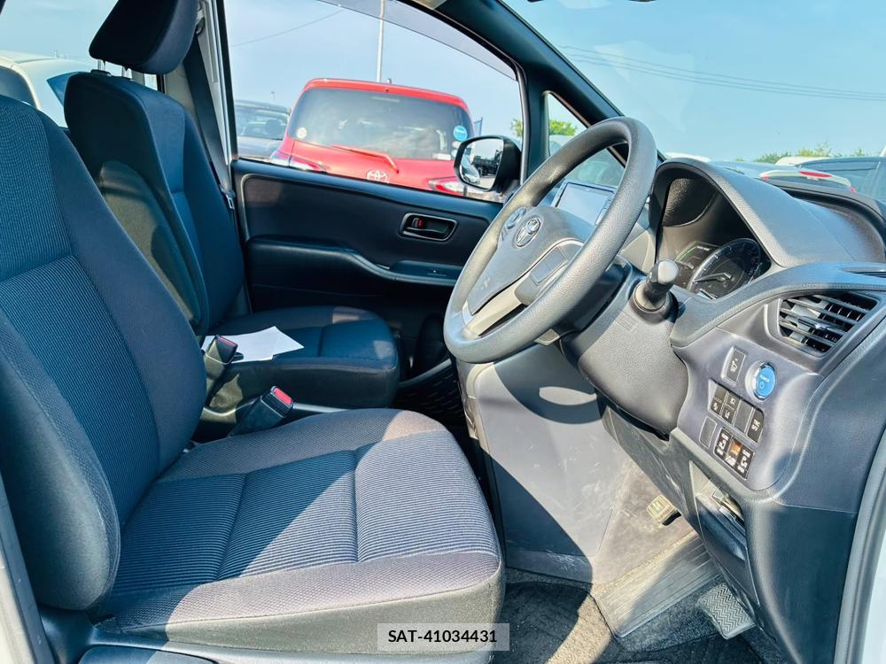 Toyota VOXY 2017-03 7974299-11