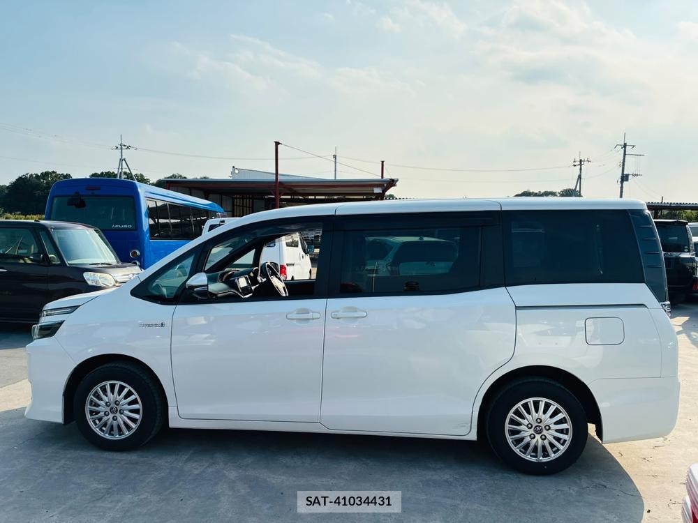 Toyota VOXY 2017-03 7974299-1