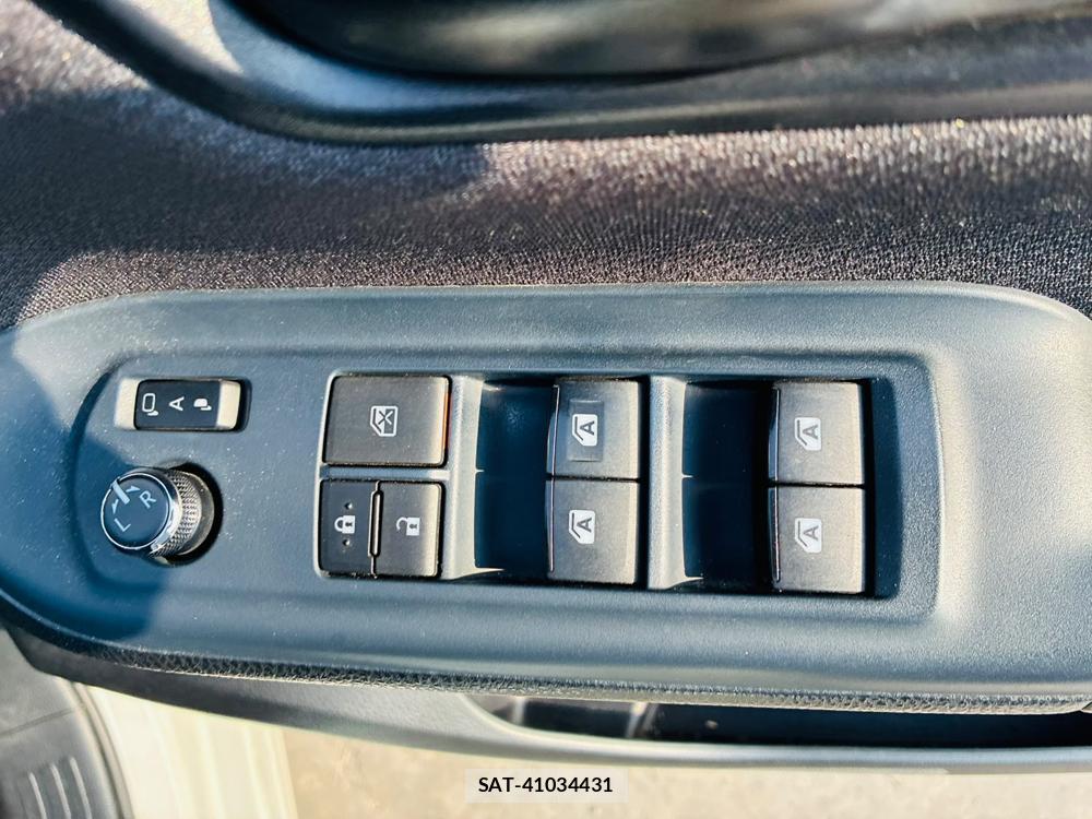 Toyota VOXY 2017-03 7974299-21