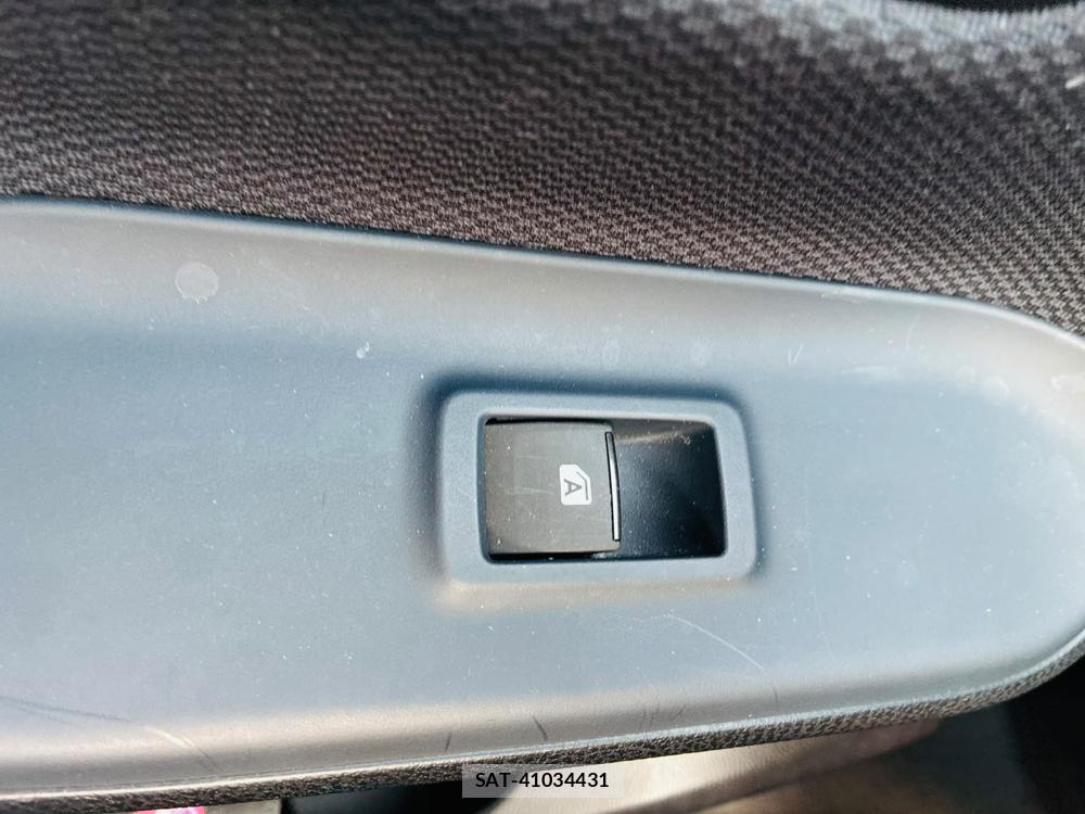 Toyota VOXY 2017-03 7974299-23