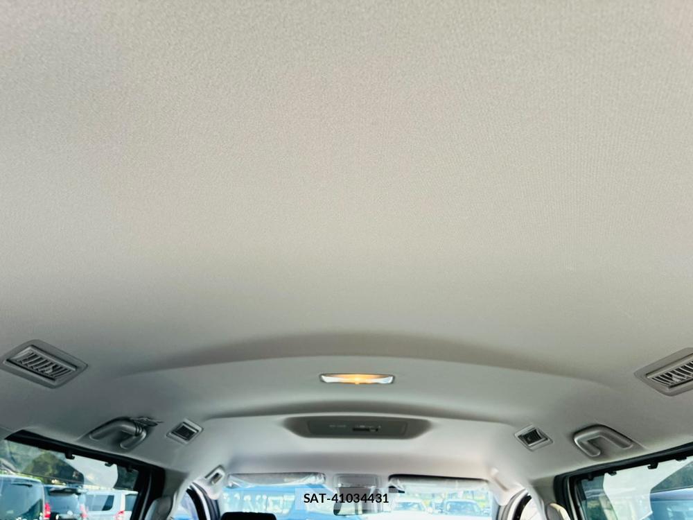 Toyota VOXY 2017-03 7974299-24