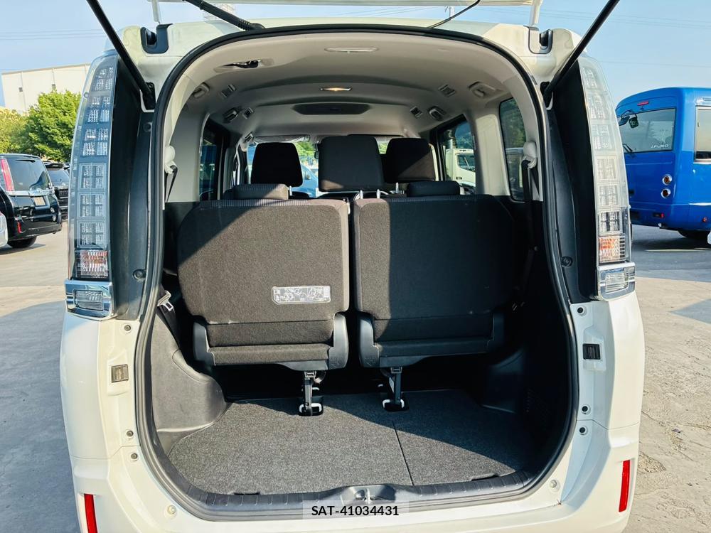 Toyota VOXY 2017-03 7974299-25