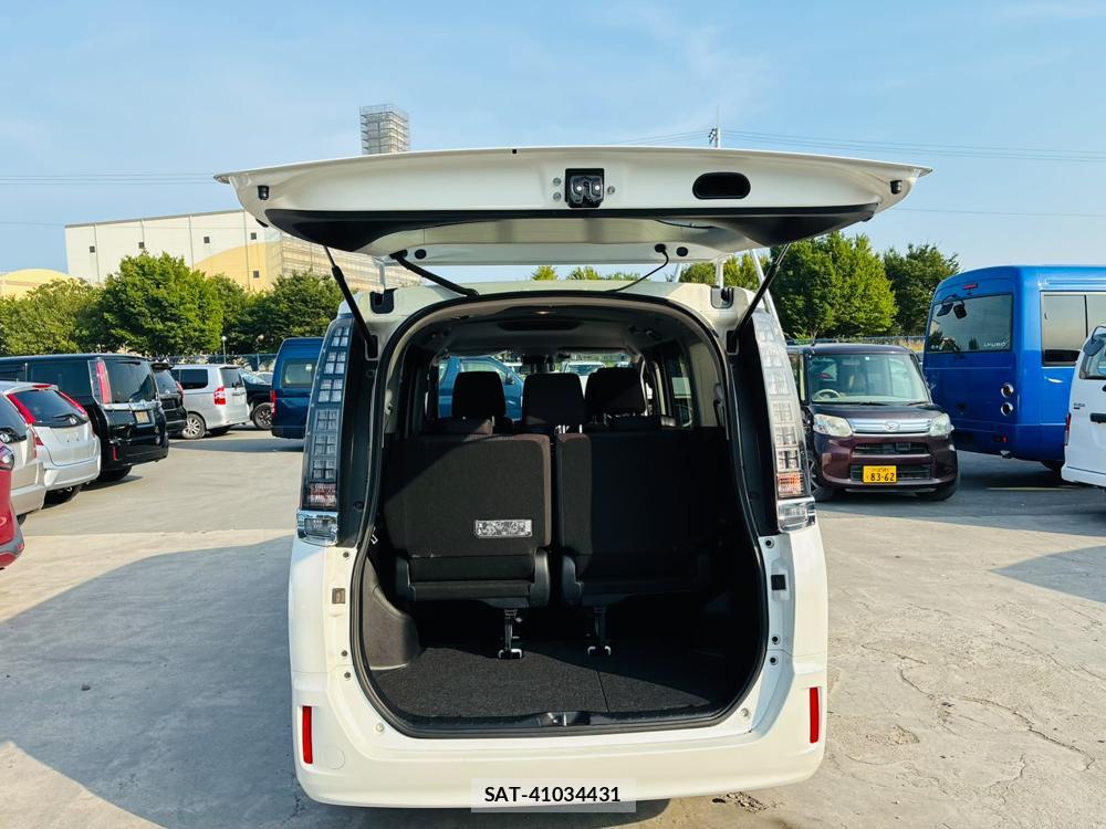 Toyota VOXY 2017-03 7974299-26