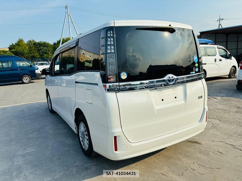 Toyota VOXY 2017-03 7974299-2