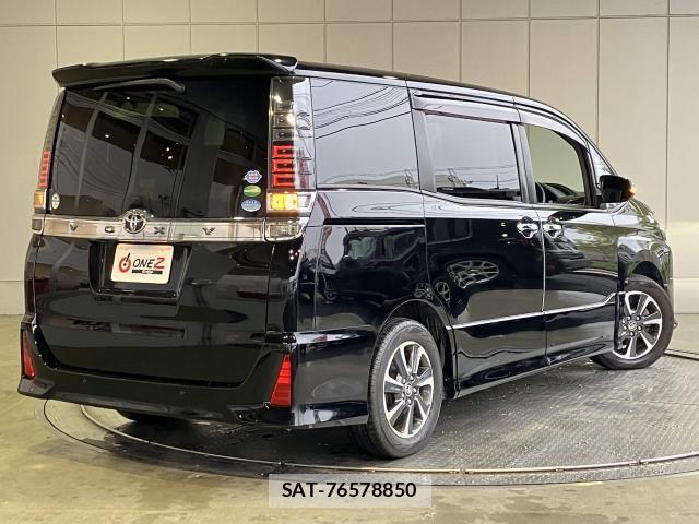 Toyota VOXY 2019-03 8132911-1