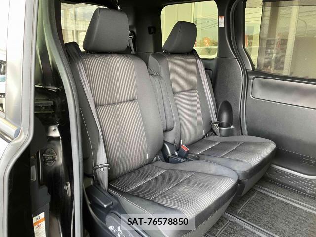 Toyota VOXY 2019-03 8132911-19