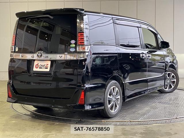 Toyota VOXY 2019-03 8132911-28