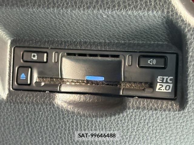 Toyota VOXY 2022-10 8132901-18