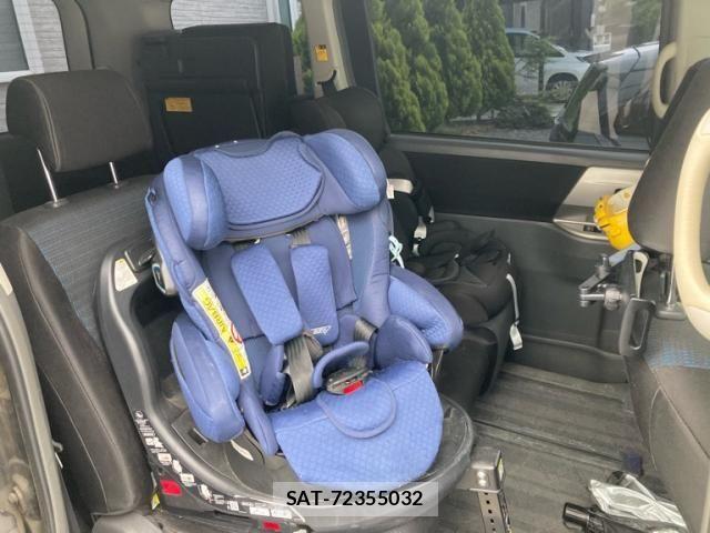 Toyota VOXY 2007-07 8132954-13