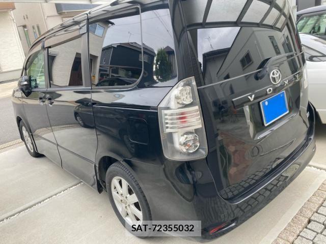 Toyota VOXY 2007-07 8132954-1